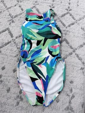New with Tags Women’s One Piece Swimsuit Size XS (0-2) Textured print